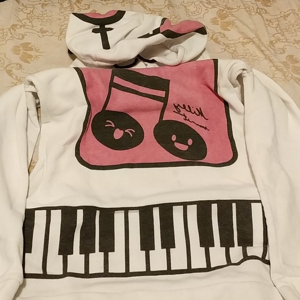 Long sleeved sweater with cute music details.